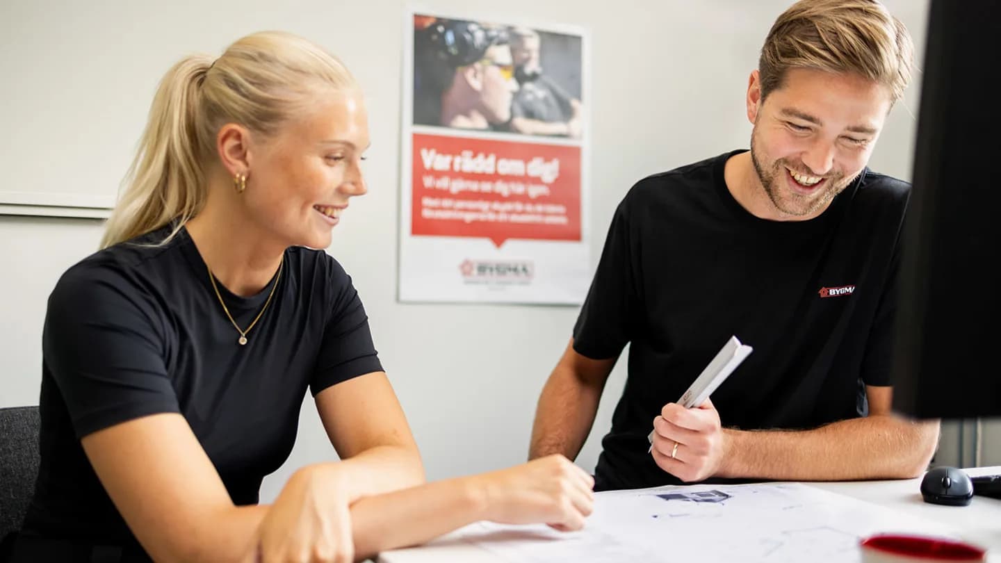 Yrkespersoner i samtal på en Bygma-anläggning